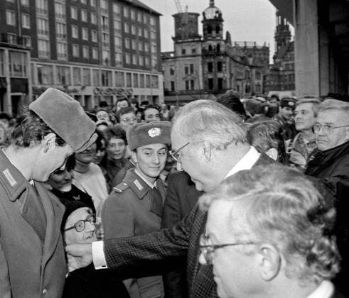 Fotos aus Dresden aus den 60er-, 70er- und 80er-Jahren und dem Jahr 1990. Besuch von Bundeskanzler Helmut Kohl am 19. und 20. Dezember 1989 in Dresden mit entscheidenden Gesprächen mit Hans Modrow. Hier am Kulturpalast