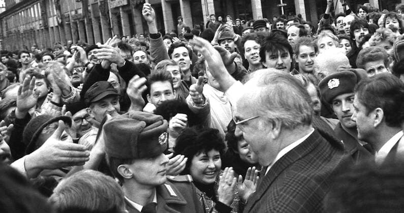 Fotos aus Dresden aus den 60er-, 70er- und 80er-Jahren und dem Jahr 1990. Besuch von Bundeskanzler Helmut Kohl am 19. und 20. Dezember 1989 in Dresden mit entscheidenden Gesprächen mit Hans Modrow. Kohl mit Berghofer am Kulturpalast