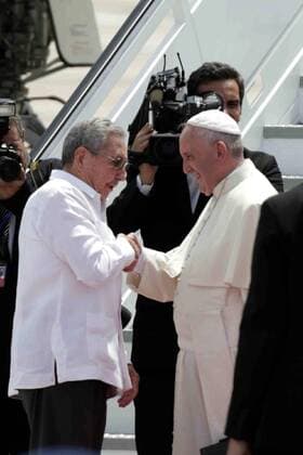 AKTUELLES ZEITGESCHEHEN Papst Franziskus zu Gast in Mexiko Sept. 22, 2015 - Mexico - G22091508. JPG.SANTIAGO, Cuba. Pope Papa-Francisco.- El Papa Francisco se despide el presidente de Cuba, Raul Castro, en el Aeropuerto Antonio Maceoa de Santiago de Cuba, el martes 22 de septiembre de 2015. El jerarca de la Iglesia catolica realizo una visita de cuatro dias a la isla caribena, la cual concluyo con una celebracion en la Basilica Menor del Santuario de Nuestra Senora de la Caridad del Cobre. Foto: Agencia EL UNIVERSAL Luis Cortes RML Mexico  - ZUMAu78_