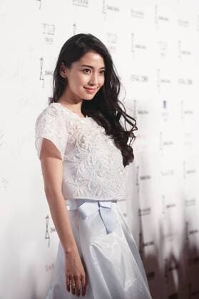 Actress Angelababy poses for a photo before a fashion show to present Zhang Shuai s works in Beijing, capital of China, Sept. 22, 2015. ) (lfj) CHINA-BEIJING-FASHION SHOW (CN) LixFangyu 