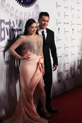 Actress Christy Chung (L) poses for a photo before a fashion show to present Zhang Shuai s works in Beijing, capital of China, Sept. 22, 2015. ) (lfj) CHINA-BEIJING-FASHION SHOW (CN) LixFangyu 