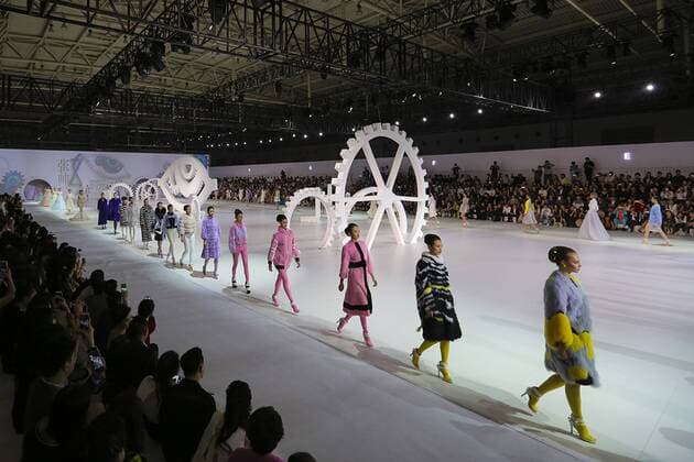 Models present creations during a fashion show to present Zhang Shuai s works in Beijing, capital of China, Sept. 22, 2015. ) (lfj) CHINA-BEIJING-FASHION SHOW (CN) LixFangyu 