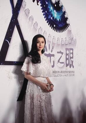 Actress Fan Bingbing poses for a photo before a fashion show to present Zhang Shuai s works in Beijing, capital of China, Sept. 22, 2015. ) (lfj) CHINA-BEIJING-FASHION SHOW (CN) LixFangyu 