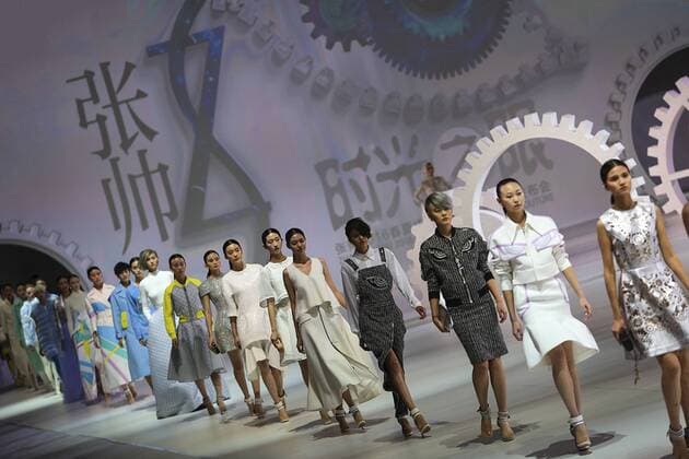 Models present creations during a fashion show to present Zhang Shuai s works in Beijing, capital of China, Sept. 22, 2015. ) (lfj) CHINA-BEIJING-FASHION SHOW (CN) LixFangyu 