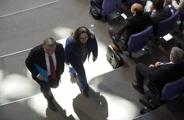Deutschland, Berlin, Bundestag, 124. Sitzung, Regierungserklärung von Bundeskanzlerin Angela Merkel CDU, Gesundheitsminister Hermann Gröhe CDU und Arbeitsministerin Andrea Nahles SPD, 24.09.2015