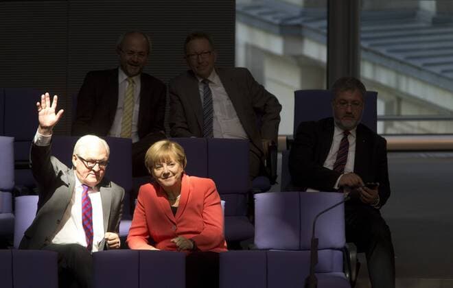 Deutschland, Berlin, Bundestag, 124. Sitzung, Regierungserklärung von Bundeskanzlerin Angela Merkel CDU, hier mit Aussenminister Frank-Walter Steinmeier SPD, 24.09.2015