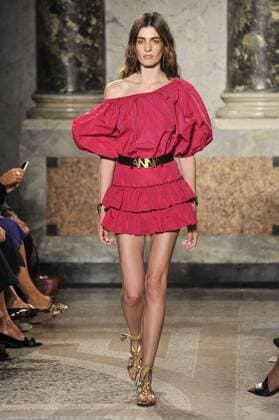 ENTERTAINMENT MODE Mailand Fashion Week - Blugirl Modenschau Milan Fashion Week, Women Spring Summer 2016. Milano, Moda Donna, Primavera Estate 2016. BLUGIRL catwalk Pictured: models  RiccardoxGiordano Fotosicki