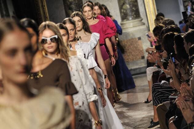 ENTERTAINMENT MODE Mailand Fashion Week - Blugirl Modenschau Milan Fashion Week, Women Spring Summer 2016. Milano, Moda Donna, Primavera Estate 2016. BLUGIRL catwalk Pictured: models  RiccardoxGiordano Fotosicki