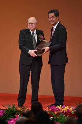 (150924) -- HONG KONG, Sept. 24, 2015 -- Hong Kong Chief Executive Leung Chun-ying (R) presents the award to William J Borucki, winner of the Shaw Prize in Astronomy, at the presentation ceremony of the annual Shaw Prize in Hong Kong, south China, Sept. 24, 2015. A presentation ceremony of the annual Shaw Prize was held Thursday in Hong Kong, with five U.S. and German scientists commended for their prominent work in astronomy, life science and medicine, and mathematical science. ) (zkr) CHINA-HONG KONG-SHAW PRIZE(CN) WuxYongjian