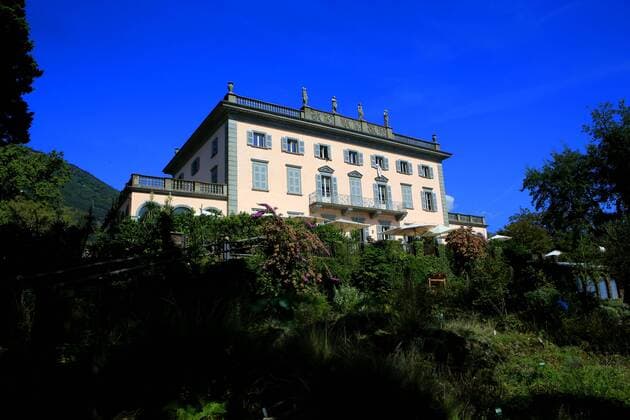 Villa Emden auf den Brissago-Inseln. Die Brissago-Inseln ( italienisch Isole di Brissago ) liegen auf der Schweizer Seite des Langensees, etwa 2,5 km von Brissago und 3,5 km von Ascona entfernt. Max Emden liess dort eine schlossartige Villa im klassizistischen Stil errichten. Isole di Brissago - Villa Emden