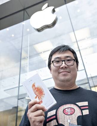 (150925) -- MONTREAL, Sept. 25, 2015 -- A customer shows his new iPhone in Montreal, Canada, Sept. 25, 2015. Montrealers line up overnight to be the first recipients of the iPhone 6s. The Apple Corporation released iPhone 6s this morning in Montreal. Andrew Soong) (zjy) CANADA-MONTREAL-IPHONE 6S-RELEASE libaodong 