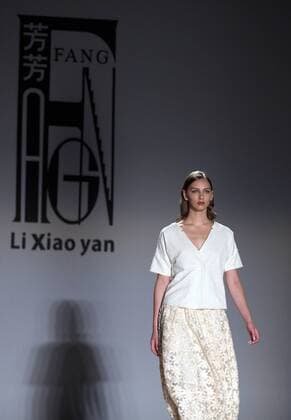 MILAN, Sept. 25, 2015 -- A model presents creations by Chinese designer Xiaoyan Li in Milan, Italy, Sept. 25, 2015. ) ITALY-MILAN-FASHION-CHINA-XIAOYAN LI JinxYu 