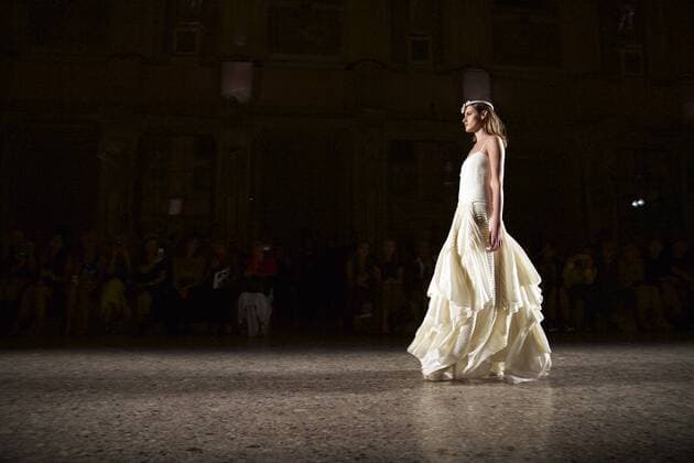 MILAN, Sept. 25, 2015 -- A model presents creations by Chinese designer Xiaoyan Li in Milan, Italy, Sept. 25, 2015. ) ITALY-MILAN-FASHION-CHINA-XIAOYAN LI JinxYu 