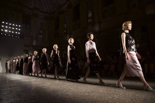 MILAN, Sept. 25, 2015 -- Models present creations by Chinese designer Zhao Huizhou in Milan, Italy, Sept. 25, 2015. ) ITALY-MILAN-FASHION-CHINA-ZHAO HUIZHOU JinxYu 