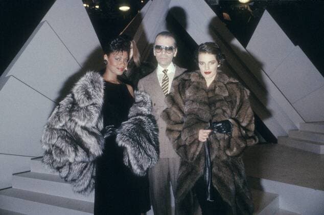 Karl Lagerfeld (Mitte, Modeschöpfer) 09 84 piel Karl Lagerfeld im September 1984 Deutschland Deutscher deutsch Mann Design Designer Mode Kostümbildner Fotograf Modedesign Modemacher Modedesigner german fashion designer photographer dunkelhaarig Zopf seriös Anzug quer halb stehend neutral Models Modelle