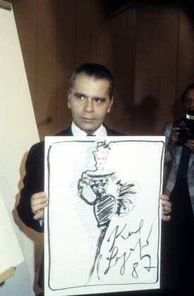 Karl Lagerfeld (Modeschöpfer) 09 87 scha Karl Lagerfeld im September 1987 Deutschland Deutscher deutsch Mann Design Designer Mode Kostümbildner Fotograf Modedesign Modemacher Modedesigner german fashion designer photographer dunkelhaarig Zopf seriös Anzug hoch halb stehend Modezeichnung Zeichnung