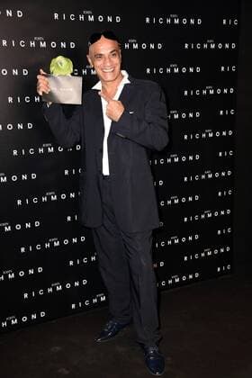 Milan Fashion Week, Women Spring Summer 2016. JOHN RICHMOND arrivals - pictures: Ghibli mit Papagei Amore  SimonaxChioccia Fotosicki