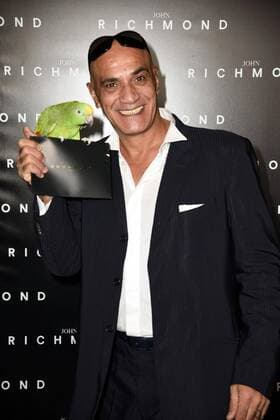 Milan Fashion Week, Women Spring Summer 2016. JOHN RICHMOND arrivals - pictures: Ghibli mit Papagei Amore  SimonaxChioccia Fotosicki