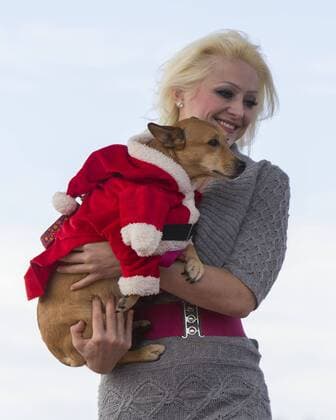 (150927) -- TORONTO, Sept. 27, 2015 -- A model displays a dressed up pet dog on stage during the fashion show event of the 2015 Woofstock at Woodbine Park in Toronto, Canada, Sept. 27, 2015. Woofstock is the largest outdoor festival for dogs in North America. ) CANADA-TORONTO-WOOFSTOCK-PET DOG-FASHION SHOW ZouxZheng 