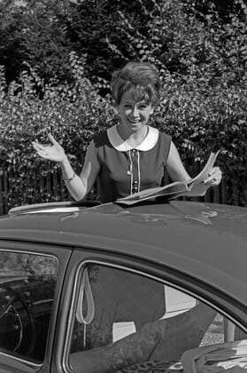 Die deutsche Schauspielerin Lotti Krekel zu Besuch in München, Deutschland 1960er Jahre. German actress Lotti Krekel visiting Munich, Germany 1960s. 24x36Neg74 Copyright: HeinzxBrowers UnitedArchives1000753