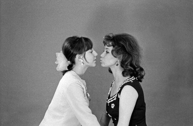 Die deutsche Schauspielerin Lotti Krekel (rechts) mit Schwester Hilde, Deutschland 1960er Jahre. German actress Lotti Krekel (right) and sister Hilde, Germany 1960s. 24x36Neg133 Copyright: HeinzxBrowers UnitedArchives1000793