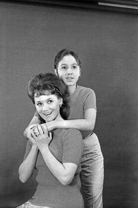 Die deutsche Schauspielerin Lotti Krekel mit ihrer Schwester Hilde, Deutschland 1960er Jahre. German actress Lotti Krekel and her sister Hilde, Germany 1960s. 24x36Neg133 Copyright: HeinzxBrowers UnitedArchives1000806