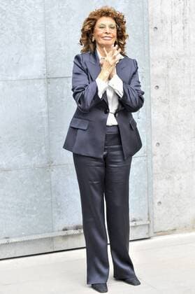 ENTERTAINMENT CELEBRITIES Mailand Fashion Week - Prominenz bei Giorgio Armani Modenschau Milan Fashion Week, Women Spring Summer 2016. Milano, Moda Donna, Primavera Estate 2016. GIORGIO ARMANI front row Pictured: Sophia Loren  RiccardoxGiorrdanox Fotosicki
