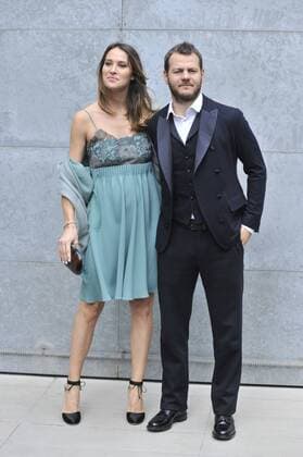 ENTERTAINMENT CELEBRITIES Mailand Fashion Week - Prominenz bei Giorgio Armani Modenschau Milan Fashion Week, Women Spring Summer 2016. Milano, Moda Donna, Primavera Estate 2016. GIORGIO ARMANI front row Pictured: Alessandro Cattelan e signora  RiccardoxGiorrdanox Fotosicki