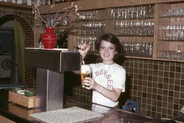 Die deutsche Sängerin Marianne Rosenberg zu Besuch in der Pension Sonnenhof in Übersee am Chiemsee, Deutschland 1970er Jahre. German singer Marianne Rosenberg visiting Sonnenhof hotel at Uebersee near Chiemsee lake, Germany 1970s. 24x36Dia27 Copyright: HeinzxBrowers UnitedArchives2000154