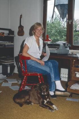 Die deutsche Kabarettistin Lisa Fitz mit ihrem Hund Schnüffi, Deutschland 1970er Jahre. German cabaret artist Lisa Fitz with her dog Schnueffi, Germany 1970s. 24x36Dia146 Copyright: HeinzxBrowers UnitedArchives2000705