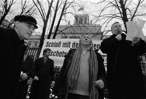 Demo der PDS gegen den Krieg in Tschetschenien Demo der PDS gegen den Krieg in Tschetschenien, vor der Russischen Botschaft in der Straße Unter den Linden , (v.l.n.r.) Gregor Gysi, Hanno Hanisch, Lothar Bisky, DEU, Berlin-Mitte, 26.01.2000;