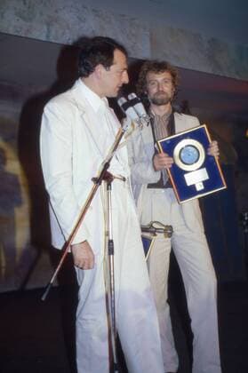 Produzent Ralph Siegel (links) mit der goldenen Schallplatte für Dschinghis Khan , Deutschland 1970er Jahre. Producer Ralph Siegel (left) with the golden record disc for his song Dschinghis Khan , Germany 1970s. 24x36DiaV28 Copyright: HeinzxBrowers UnitedArchives20001490