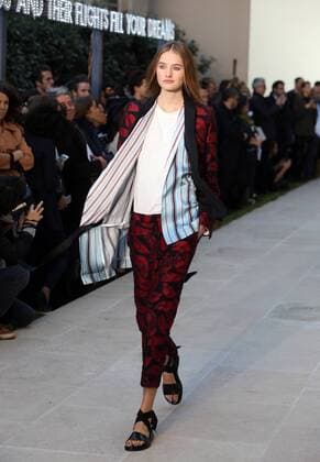 A model takes to the catwalk during the presentation of Each x Other s collection as part of the 2016 Spring-Summer ready-to-wear Fashion Week in Paris, on September 29, 2015.  PAR20150929111 MAYAxVIDON-WHITE