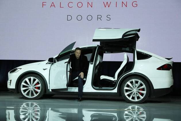 Tesla CEO Elon Musk introduces the falcon wing door on the Model X electric sports-utility vehicles during a presentation in Fremont, California, the United States, on Sept. 29, 2015. ) U.S.-AUTO-TESLA LiuxYilin 