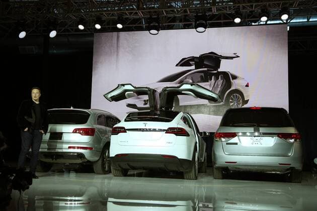 Tesla CEO Elon Musk introduces the falcon wing door on the Model X electric sports-utility vehicles during a presentation in Fremont, California, the United States, on Sept. 29, 2015. ) U.S.-AUTO-TESLA LiuxYilin 