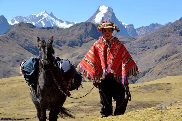 Indio Bergführer mit buntem Poncho und Pferd im Hochgebirge, Anden, Cusco, Peru, Südamerika Copyright: imageBROKER HaraldxvonxRadebrecht iblmea04225664.jpg