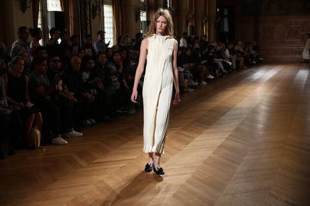 A model takes to the catwalk during the presentation of Sharon Wauchob s collection as part of the 2016 Spring-Summer ready-to-wear Fashion Week in Paris, on September 30, 2015.  PAR20150930115 MAYAxVIDON-WHITE