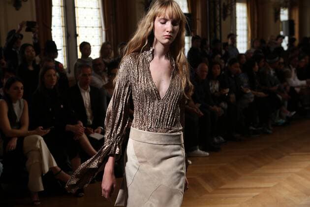 A model takes to the catwalk during the presentation of Sharon Wauchob s collection as part of the 2016 Spring-Summer ready-to-wear Fashion Week in Paris, on September 30, 2015.  PAR20150930107 MAYAxVIDON-WHITE