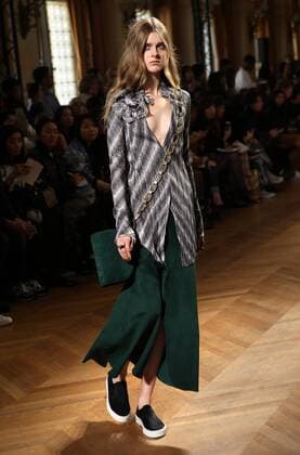 A model takes to the catwalk during the presentation of Sharon Wauchob s collection as part of the 2016 Spring-Summer ready-to-wear Fashion Week in Paris, on September 30, 2015.  PAR20150930108 MAYAxVIDON-WHITE