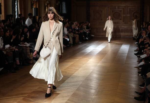 A model takes to the catwalk during the presentation of Sharon Wauchob s collection as part of the 2016 Spring-Summer ready-to-wear Fashion Week in Paris, on September 30, 2015.  PAR20150930111 MAYAxVIDON-WHITE