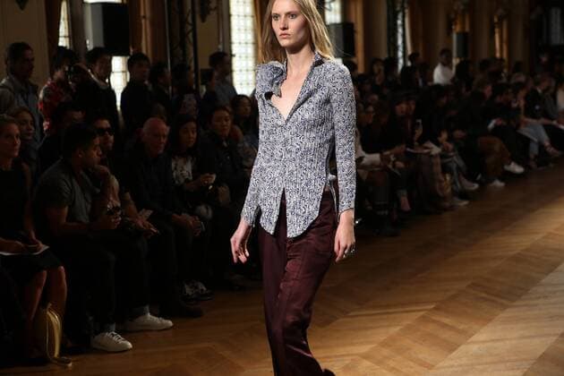 A model takes to the catwalk during the presentation of Sharon Wauchob s collection as part of the 2016 Spring-Summer ready-to-wear Fashion Week in Paris, on September 30, 2015.  PAR20150930112 MAYAxVIDON-WHITE
