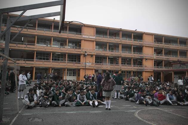 (150930) -- MEXICO CITY, Sept. 30, 2015 -- Students stay at their schoolyard after the activation of seismic alert, in Mexico City, capital of Mexico, on Sept. 30, 2015. According to information from the National Seismological Service, a 5.2-magnitude earthquake with the epicenter in north of Zihuatanejo, Guerrero State, Mexico, occurred on Wednesday at 12:25 local time. ) (vf) (sp) MEXICO-MEXICO CITY-EARTHQUAKE AlejandroxAyala