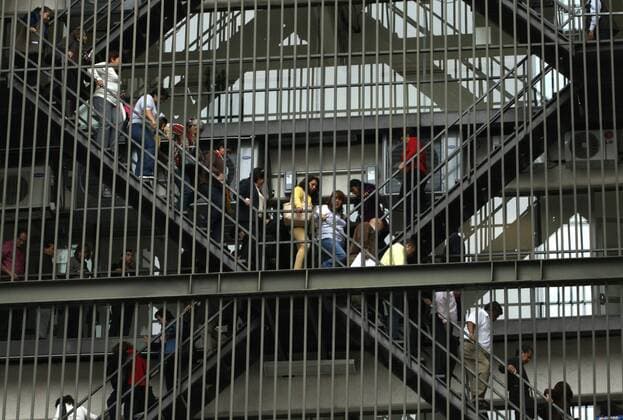 (150930) -- MEXICO CITY, Sept. 30, 2015 -- Residents evacuate a building after the activation of seismic alert, in Mexico City, capital of Mexico, on Sept. 30, 2015. According to information from the National Seismological Service, a 5.2-magnitude earthquake with the epicenter in north of Zihuatanejo, Guerrero State, Mexico, occurred on Wednesday at 12:25 local time. Jorge Rios) (vf) (sp) MEXICO-MEXICO CITY-EARTHQUAKE JorgexR¨ªos