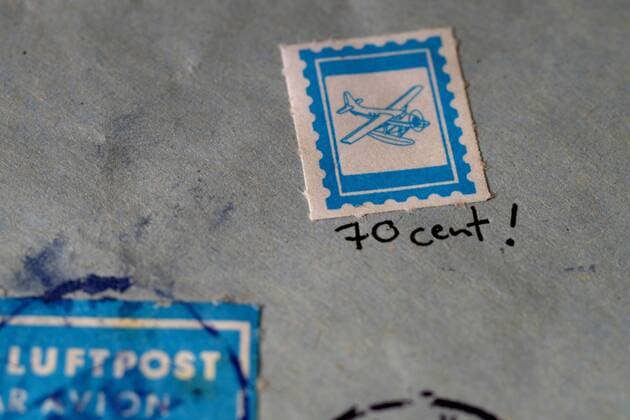 Berlin. 01 OKT 2015. Symbolbild: Deutsche Post. Das Porto für einen Standardbrief könnte in Zukunft von 62 auf 70 Cent erhöht werden. BRIEFPORTO. PRM003573X