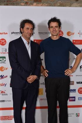 Der italienische Filmemacher Paolo Sorrentino, l-r, und der Regisseur Tom Tykwer kommen am 01.10.2015 in Köln zur Preisverleihung der 25. Cologne Conference. Ausgezzeichnet werden herausragende Leistungen aus der internationalen Film- und Fernsehbranche. Vom 25.09. bis 01.10. findet das Festival für herausragendes Fernsehen und unabhängige Filmkultur in Köln statt.