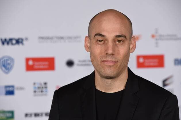 Der US-amerikanische Filmemacher Joshua Oppenheimer kommt am 01.10.2015 in Köln zur Preisverleihung der 25. Cologne Conference. Ausgezzeichnet werden herausragende Leistungen aus der internationalen Film- und Fernsehbranche. Vom 25.09. bis 01.10. findet das Festival für herausragendes Fernsehen und unabhängige Filmkultur in Köln statt.