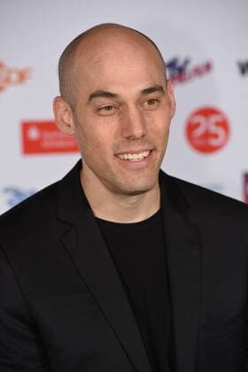 Der US-amerikanische Filmemacher Joshua Oppenheimer kommt am 01.10.2015 in Köln zur Preisverleihung der 25. Cologne Conference. Ausgezzeichnet werden herausragende Leistungen aus der internationalen Film- und Fernsehbranche. Vom 25.09. bis 01.10. findet das Festival für herausragendes Fernsehen und unabhängige Filmkultur in Köln statt.