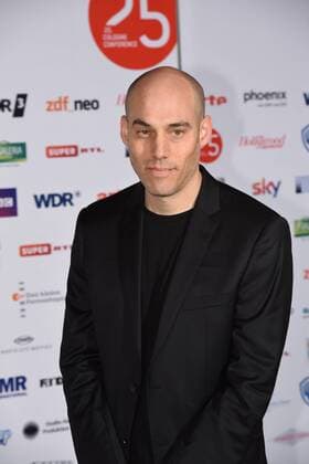 Der US-amerikanische Filmemacher Joshua Oppenheimer kommt am 01.10.2015 in Köln zur Preisverleihung der 25. Cologne Conference. Ausgezzeichnet werden herausragende Leistungen aus der internationalen Film- und Fernsehbranche. Vom 25.09. bis 01.10. findet das Festival für herausragendes Fernsehen und unabhängige Filmkultur in Köln statt.