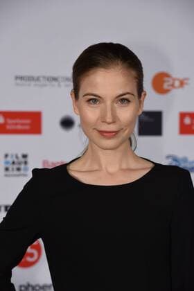 Die österreichische Schauspielerin Nora von Waldstätten kommt am 01.10.2015 in Köln zur Preisverleihung der 25. Cologne Conference. Ausgezzeichnet werden herausragende Leistungen aus der internationalen Film- und Fernsehbranche. Vom 25.09. bis 01.10. findet das Festival für herausragendes Fernsehen und unabhängige Filmkultur in Köln statt.