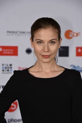 Die österreichische Schauspielerin Nora von Waldstätten kommt am 01.10.2015 in Köln zur Preisverleihung der 25. Cologne Conference. Ausgezzeichnet werden herausragende Leistungen aus der internationalen Film- und Fernsehbranche. Vom 25.09. bis 01.10. findet das Festival für herausragendes Fernsehen und unabhängige Filmkultur in Köln statt.